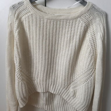 Weisser gestrickter Pullover 