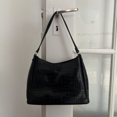 schwarze Handtasche 
