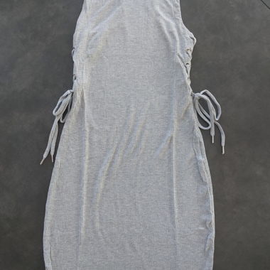 Hellgraues ärmelloses Kleid