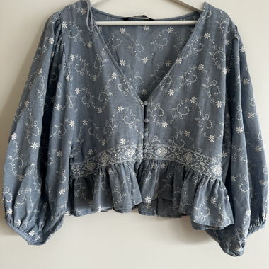Blusa azzurra ricamata