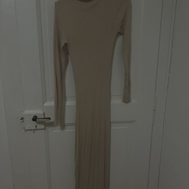 Langes beiges Kleid