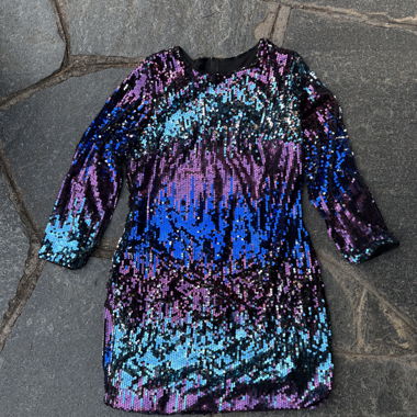Langärmeliges mehrfarbiges Pailletten-Kleid