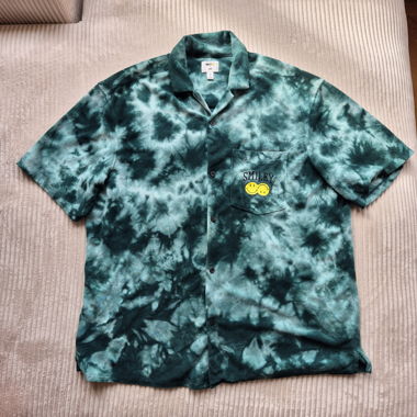 Camicia Smiley x H&M tie-dye verde a maniche corte