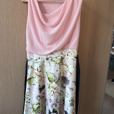 Abito rosa a fiori, corpetto drappeggiato