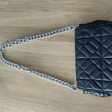 Borsa a tracolla nera con catena