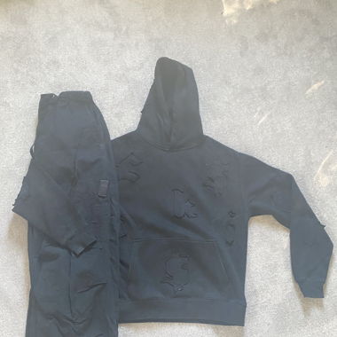 Schwarzer money hoodie und cargo pants
