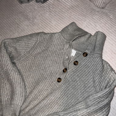Grauer Wollen Pullover 