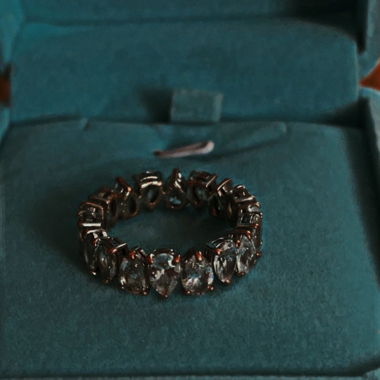 Bague en cristaux avec monture sombre en métal