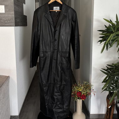 Langer Mantel aus schwarzem Leder