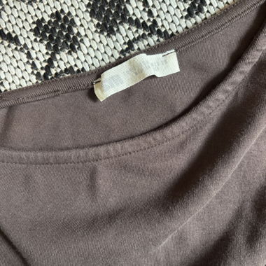 Maglia marrone a maniche lunghe