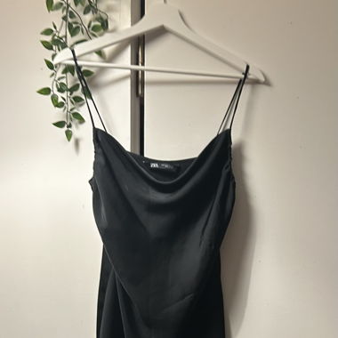 Schwarzes satin kleid