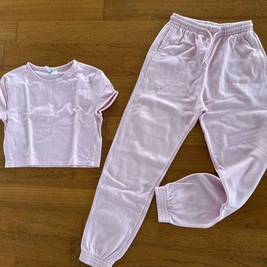 Pantalone tuta con maglia rosa