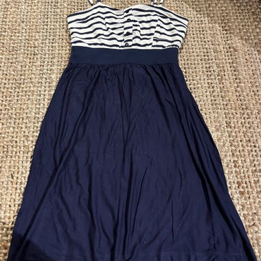 Weiss-marineblau gestreiftes Kleid