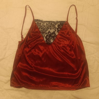 Camisole en satin rouge