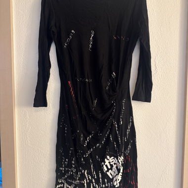 Schwarzes Kleid mit Print 