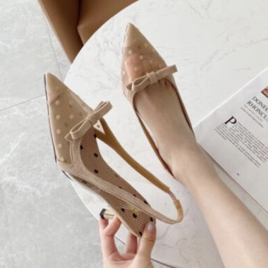 Nude Slingback-Pumps mit Schnalle