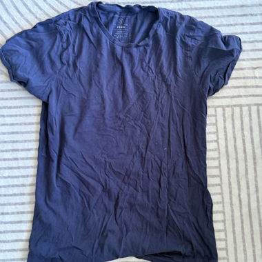 Dunkelblaues T-Shirt