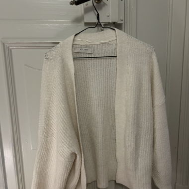 weisse Strickjacke