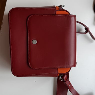 Rote und orange Umhängetasche COS