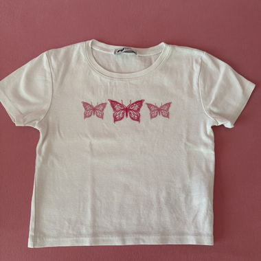 T-shirt corta con farfalle rosa