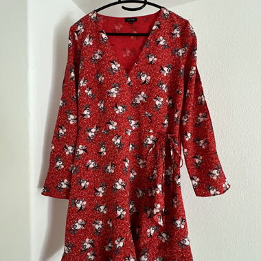 Rotes Wickelkleid mit Blumenprint