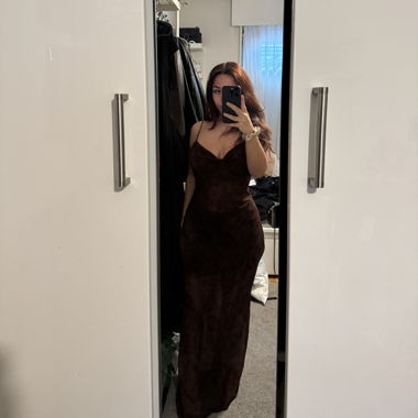 Langes braunes Kleid mit offenem Rücken