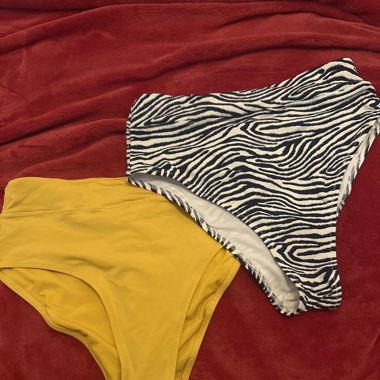 Deux bas de maillot bain 