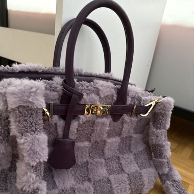Sac violet très chic avec lanière 