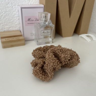 Chouchou en tissu froissé marron