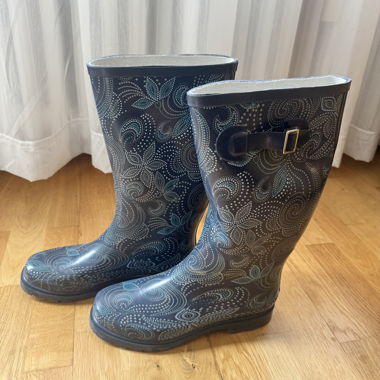 Gemusterte Gummistiefel