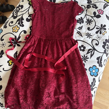 Rotes Spitzenkleid