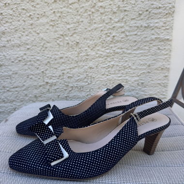 gepunktete Slingback-Pumps