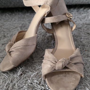 Sandali beige con tacco e nodo frontale