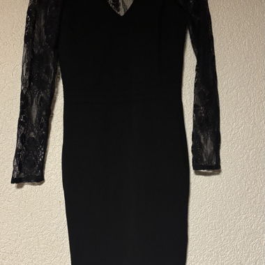 Schwarzes Spitzenkleid