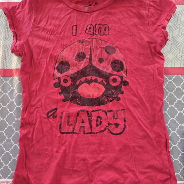 Rotes T-Shirt mit Lady-Druck
