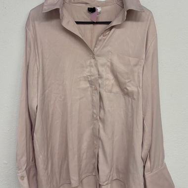 Hellrosa Bluse mit langen Ärmeln