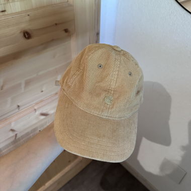 Beige Velours-Cap