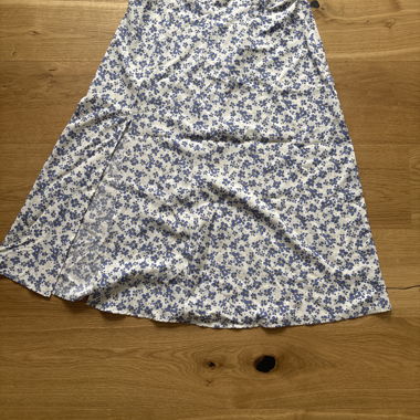 Blumenrock in Weiss/Blau
