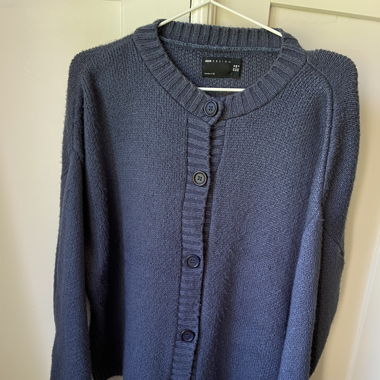 Blaue Strickjacke 