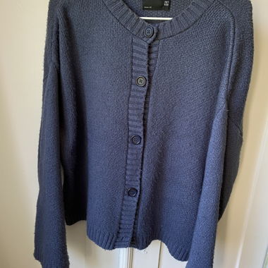 Blaue Strickjacke 