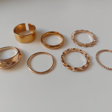 Ringe, einwandfrei, die Grösse kann von Ring zu Ring variieren (einige passen besser am Daumen)