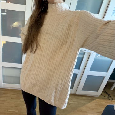 Beiger Zopfpullover 