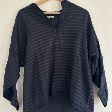 Blouse noire à rayures