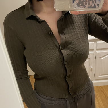 Buttoned sweater 