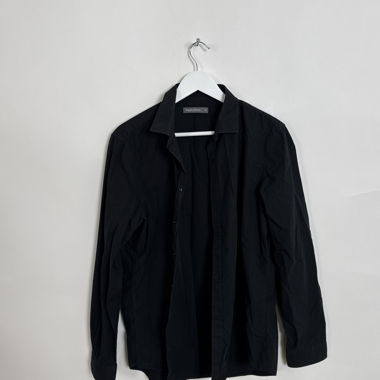 Schwarzes Hemd mit Knopfleiste