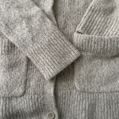 Cardigan beige en maille avec poches