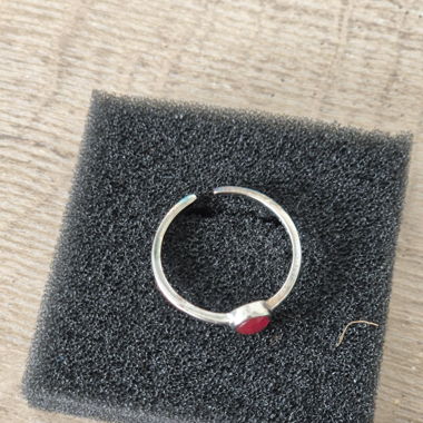 Ring mit rotem Stein