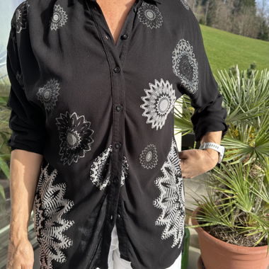 Schwarze Langarm-Bluse mit Muster