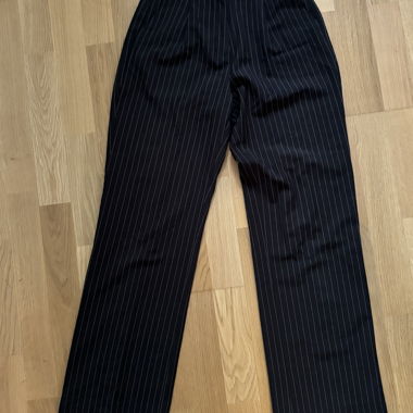 Pantalon de costume à fines rayures blanches