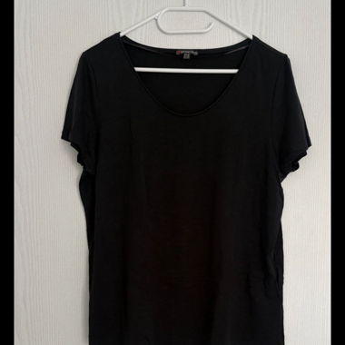T‑shirt grigio scuro con scollo rotondo